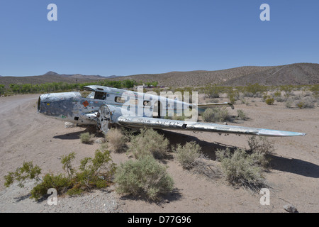 Beechcraft modello 18 recante il deserto del Nevada nel sole caldo. Foto Stock