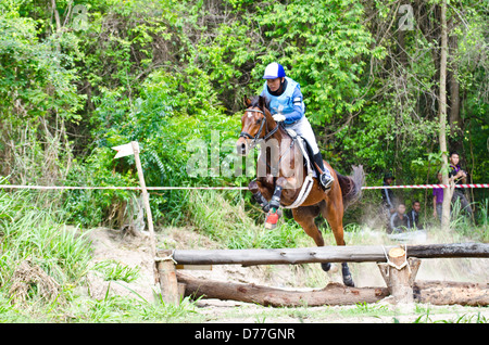 Equestre non identificato con cavallo al XI Concorso Coppa Nawamintr "Queen's Cup' il 27 aprile 2013 a Chon Buri, Thailandia Foto Stock