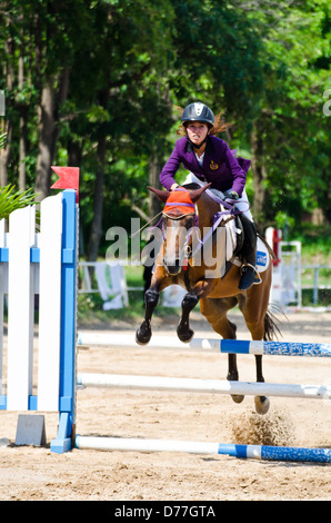 Equestre non identificato con cavallo al XI Concorso Coppa Nawamintr "Queen's Cup' il 27 aprile 2013 a Chon Buri, Thailandia. Foto Stock