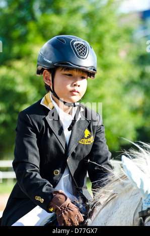 Equestre non identificato con cavallo al XI Concorso Coppa Nawamintr "Queen's Cup' su Aprile Foto Stock