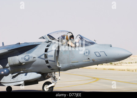 US Marine Corps aviatore si prepara a lanciare Marine Corps AV-8B Harrier Al Asad Air Base Al Anbar Provincia Iraq Foto Stock