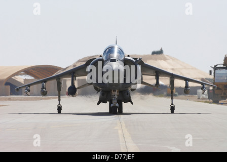 US Marine Corps aviatore si prepara a lanciare Marine Corps AV-8B Harrier Al Asad Air Base Al Anbar Provincia Iraq Foto Stock