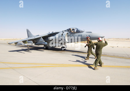 US Marine Corps aviatore si prepara a lanciare Marine Corps AV-8B Harrier Al Asad Air Base Al Anbar Provincia Iraq Foto Stock