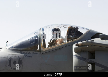 US Marine Corps aviatore si prepara a lanciare Marine Corps AV-8B Harrier Al Asad Air Base Al Anbar Provincia Iraq Foto Stock