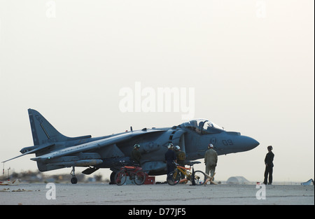 US Marine Corps aviatore si prepara a lanciare Marine Corps AV-8B Harrier Al Asad Air Base Al Anbar Provincia Iraq Foto Stock