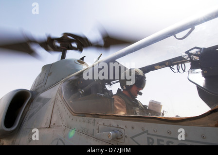 US Marine Corps aviatore si prepara a lanciare Marine Corps AH-1W SuperCobra elicottero d'assalto al Asad Air Base Al Anbar Provincia Foto Stock