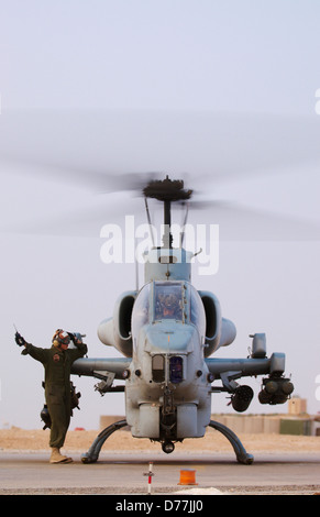 US Marine Corps aviatore si prepara a lanciare Marine Corps AH-1W SuperCobra elicottero d'assalto al Asad Air Base Al Anbar Provincia Foto Stock