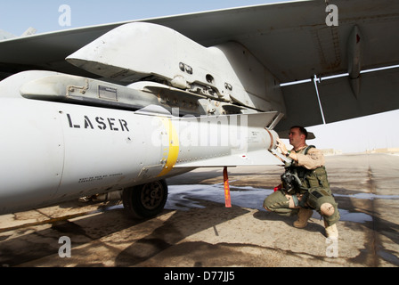 US Marine aviatore ispeziona le alette di coda AGM-65 missile Maverick montato su F/A-18D Hornet Al Asad Air Base Iraq Foto Stock