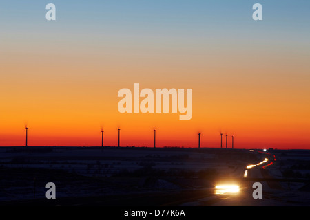 Stati Uniti Kansas luci di striature di macchine passando sulla Interstate Highway sagome distanti le turbine eoliche Foto Stock