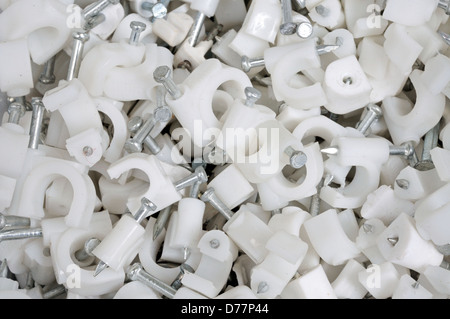 Fascette per cavi in plastica grigie isolate su sfondo bianco Foto stock -  Alamy