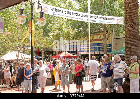 Folla ascolto di busker, Tamworth Music Festival Foto Stock