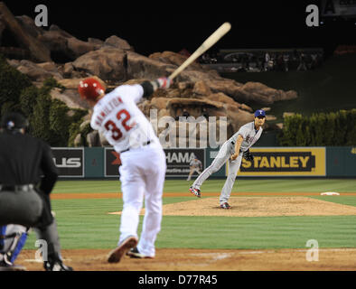 Yu Darvish (rangers), 24 aprile 2013 - MLB : Yu Darvish del Texas Rangers piazzole di Josh Hamilton del Los Angeles Angeli durante la partita di baseball all'Angel Stadium di Anaheim, California, Stati Uniti. (Foto di AFLO) Foto Stock