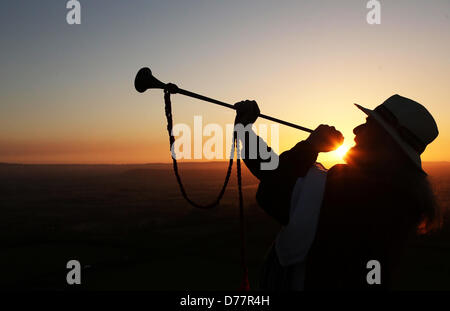 Glastonbury, Somerset, Regno Unito. Il 1 maggio 2013. Archdruid Rollo Maughling accoglie con favore il giorno di maggio Sunrise su Glastonbury Tor su mercoledì mattina. Credito: Jason Bryant/Alamy Live News Foto Stock