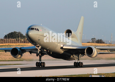 Lockheed Tristar tanker della Royal Air Force al decollo da Malta Foto Stock