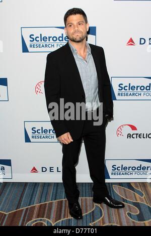 Los Angeles, California, Stati Uniti Aprile 30, 2013. Jerry Ferrara assiste Scleroderma Research Foundation Cool commedia - cucina calda Gala 30 Aprile 2013 presso il Beverly Wilshire Hotel,Beverly Hills, CA.USA.(Immagine di credito: credito: TLeopold/Globe foto/ZUMAPRESS.com/Alamy Live News) Foto Stock