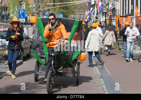 Amsterdam, Paesi Bassi. Martedì, 30 aprile 2013. Popolo olandese e turisti celebrare l incoronazione del re Willem-Alexander ad Amsterdam il giorno la Madre Regina Beatrice abdicò. Foto: Nick Savage/Alamy Live News Foto Stock