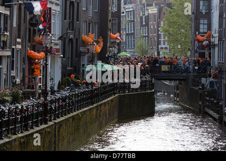 Amsterdam, Paesi Bassi. Martedì, 30 aprile 2013. Popolo olandese e turisti celebrare l incoronazione del re Willem-Alexander ad Amsterdam il giorno la Madre Regina Beatrice abdicò. Foto: Nick Savage/Alamy Live News Foto Stock