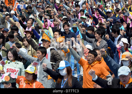 Tokyo, Giappone. Il 1 maggio 2013. I partecipanti sollevano i loro rinserrata-pugni in un giorno di maggio rally sponsorizzato dalla Confederazione nazionale dei sindacati in un parco di Tokyo il Mercoledì, 1 maggio 2013. Circa 32.000 persone hanno preso parte al rally, esprimendo le loro preoccupazioni per la tassa di scalata e di revisione costituzionale tra le altre cose. (Foto di Natsuki Sakai/AFLO/Alamy Live News) Foto Stock