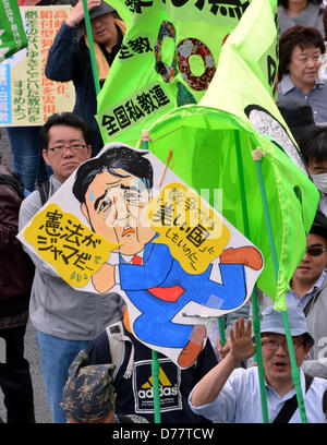 Tokyo, Giappone. Il 1 maggio 2013. Portando unione banner e fatti a mano cartelli recanti tali parole come 'Stop' e 'No', i partecipanti in un giorno di maggio rally prendere per le strade di Tokyo in una manifestazione pacifica il Mercoledì, 1 maggio 2013. Circa 32.000 persone hanno preso parte al rally, esprimendo le loro preoccupazioni per la tassa di scalata e di revisione costituzionale tra le altre cose. (Foto di Natsuki Sakai/AFLO/Alamy Live News) Foto Stock