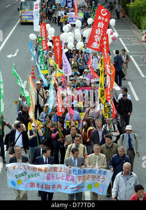 Tokyo, Giappone. Il 1 maggio 2013. Portando unione banner e fatti a mano cartelli recanti tali parole come 'Stop' e 'No', i partecipanti in un giorno di maggio rally prendere per le strade di Tokyo in una manifestazione pacifica il Mercoledì, 1 maggio 2013. Circa 32.000 persone hanno preso parte al rally, esprimendo le loro preoccupazioni per la tassa di scalata e di revisione costituzionale tra le altre cose. (Foto di Natsuki Sakai/AFLO/Alamy Live News) Foto Stock