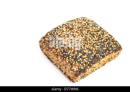 Pane con sesamo e semi di papavero isolati su sfondo bianco. Foto Stock