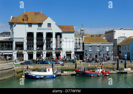 Il Rendezvous bar pub e club in un pomeriggio occupato Weymouth Dorset England Regno Unito Foto Stock