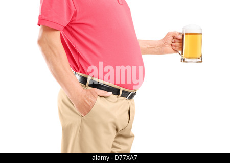 Un vecchio uomo con ventre tenendo in mano un bicchiere di birra isolato su sfondo bianco Foto Stock