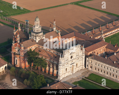 VISTA AEREA. Monastero certosino a sud di Milano, in Valle del po. Certosa di Pavia, Provincia di Pavia, Lombardia, Italia.