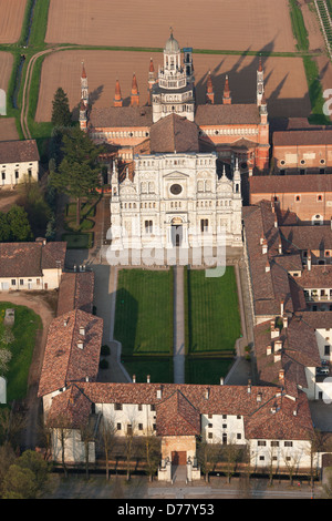 VISTA AEREA. Monastero certosino a sud di Milano, in Valle del po. Certosa di Pavia, Provincia di Pavia, Lombardia, Italia.