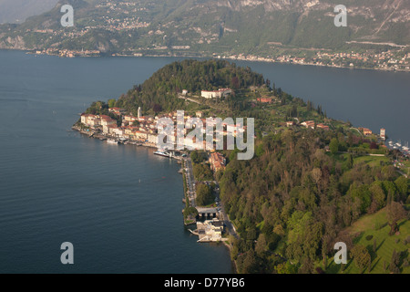 Villaggio di Bellagio (vista aerea). Riva del Lago di Como, Lombardia, Italia. Foto Stock