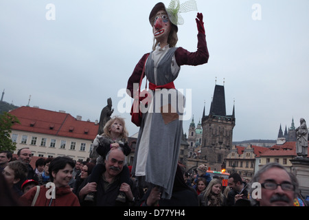 Festa delle Streghe" la notte o la bruciatura delle streghe a Praga, nella Repubblica ceca il 30 aprile 2013. Foto Stock