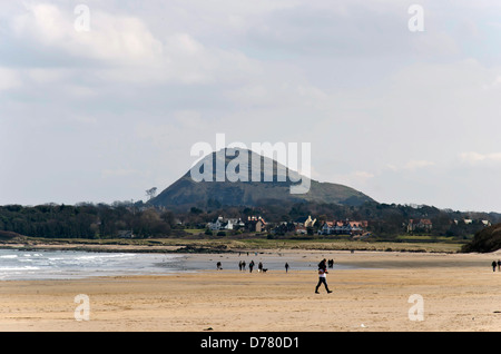 A North Berwick in East Lothian, Scozia con la collina, Berwick diritto, in background. Foto Stock