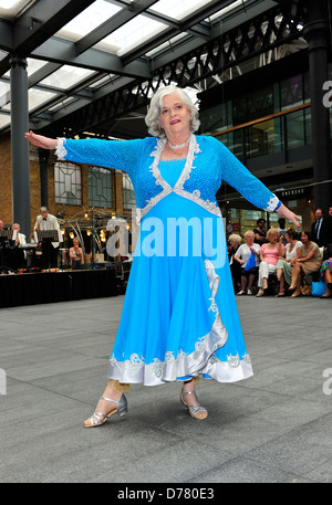 Ann Widdecombe "Biancaneve e i Sette Nani" premere il lancio (interpretato da Ann Widdecombe e Craig Revel Horwood) di Londra - Inghilterra Foto Stock