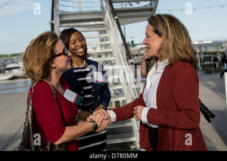 Democratici Elizabeth Colbert Busch parla ai tifosi durante il Charleston della Camera di commercio di carne di maiale e la politica il 30 aprile 2013 a Charleston, Carolina del Sud. Foto Stock