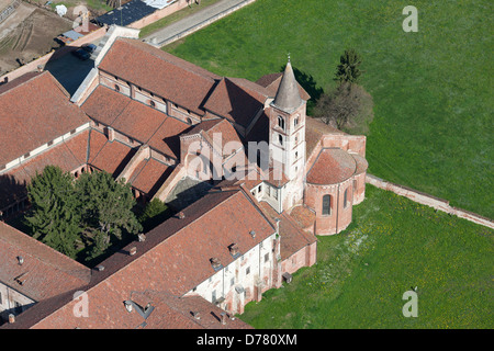 VISTA AEREA. Abbazia di Staffarda. Nei pressi del comune di Saluzzo, provincia di Cuneo, Piemonte, Italia. Foto Stock