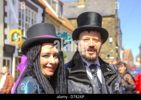 L uomo e la donna in costume gotico a Whitby Gothic Weekend a Whitby in Inghilterra il 27, Aprile 2013. Foto Stock