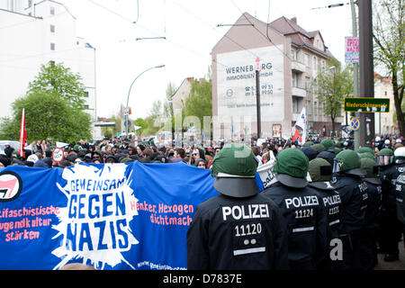 Berlino, Germania. Intorno al 4000 i manifestanti hanno protestato contro il partito politico NDP la manifestazione che si terrà a Berlino il 1 maggio. Credito: Rey T. Byhre /Alamy Live News Foto Stock