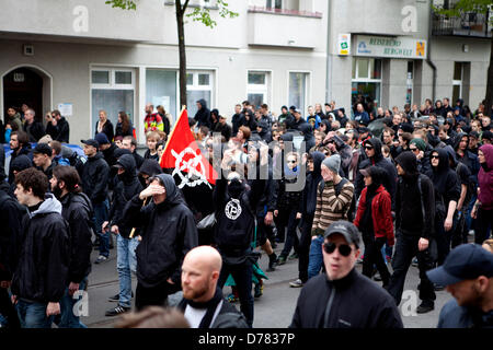 Berlino, Germania. Intorno al 4000 i manifestanti hanno protestato contro il partito politico NDP la manifestazione che si terrà a Berlino il 1 maggio. Credito: Rey T. Byhre /Alamy Live News Foto Stock