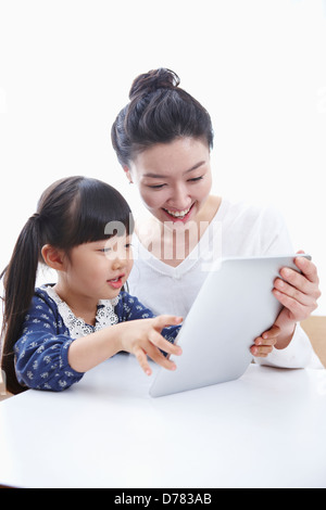 Madre e figlia utilizzando tablet PC insieme Foto Stock