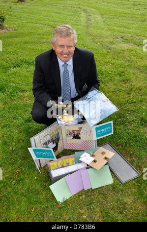 Colin Montgomerie seppellisce i cimeli del golf in una capsula del tempo presso il sito della nuova Elizabeth Montgomerie edificio a Foto Stock