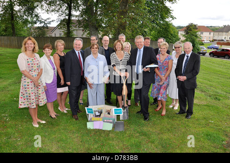 Colin Montgomerie e Jack McConnell Colin Montgomerie seppellisce i cimeli del golf in una capsula del tempo presso il sito della nuova Foto Stock