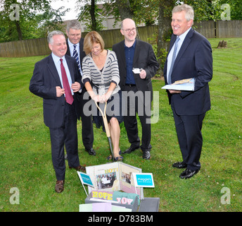 Colin Montgomerie e Jack McConnell Colin Montgomerie seppellisce i cimeli del golf in una capsula del tempo presso il sito della nuova Foto Stock