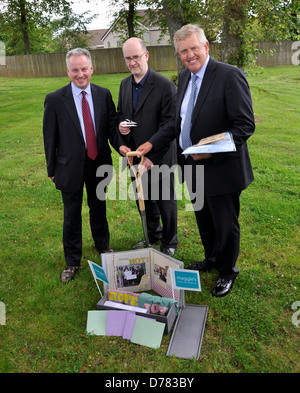 Colin Montgomerie e Jack McConnell Colin Montgomerie seppellisce i cimeli del golf in una capsula del tempo presso il sito della nuova Foto Stock