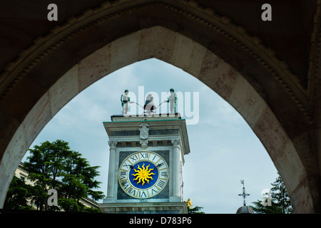 La torre campanaria in Piazza Libertà a Udine Foto Stock