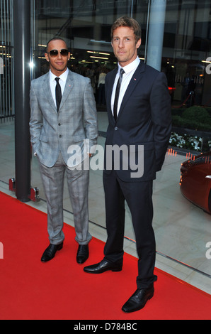 Jenson Button MBE, Lewis Hamilton MBE la McLaren Automotive Showroom - Apertura a un Hyde Park - Arrivi. Londra, Inghilterra - Foto Stock