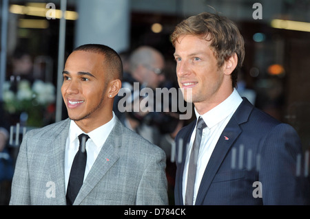 Jenson Button MBE e Lewis Hamilton MBE la McLaren Automotive Showroom - Apertura a un Hyde Park - Arrivi. Londra, Inghilterra - Foto Stock