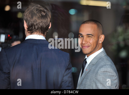 Jenson Button MBE e Lewis Hamilton MBE la McLaren Automotive Showroom - Apertura a un Hyde Park - Arrivi. Londra, Inghilterra - Foto Stock