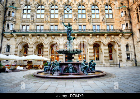 Hygieia pozzi nel cortile interno del municipio di Amburgo, Germania, Europa Foto Stock