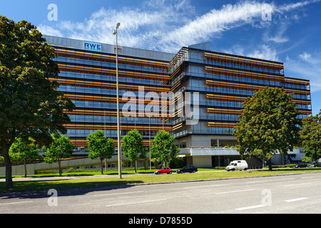 Edificio per uffici del gruppo energetico RWE nell'anello oltremare nella città del nord, Winterhude, Amburgo, Germania, Europa Foto Stock