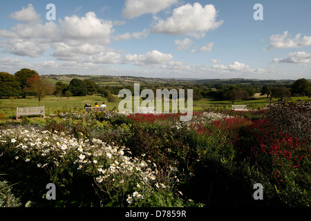 Giardini con una vista sul castello di Wentworth , Yorkshire Foto Stock